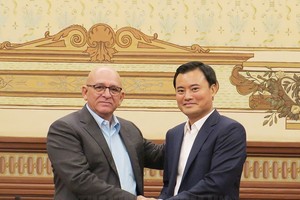 Vice Chairman of the HCMC People's Committee Bui Xuan Cuong (R) receives Cuban Minister of Construction Rene Antonio Mesa Villafana on September 29. (Photo: hcmcpv)