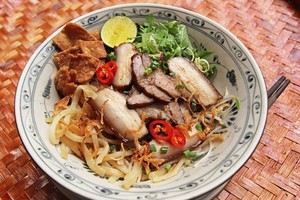 Cao Lau, a Vietnamese dish made with noodles, pork, and greens, is a specialty of Hoi An. (Photo: tuoitre.vn)