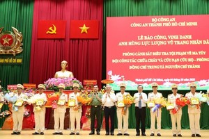 Leaders of HCMC and the municipal Department of Public Security offer certificates of merit to collectives and individuals. (Photo: SGGP)