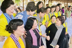 Delegates attend the opening ceremony of the 2023 Hau Giang ba ba Blouse Festival. (Photo: SGGP)