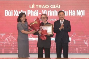 People’s Artist director Dang Nhat Minh (center) wins the Grand Prize at the annual Bui Xuan Phai Awards ceremony held in Hanoi on October 5. (Photo: VNA)