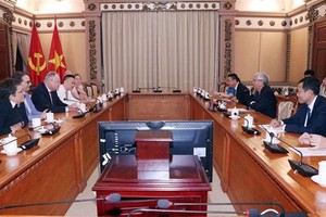 At the meeting between officials of HCMC and Lower Saxony state. (Photo: VNA)