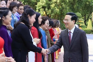 President Vo Van Thuong greets representatives of theVietnam Association for Women Entrepreneurs (VAWE) in Hanoi on October 5. (Photo: VNA)