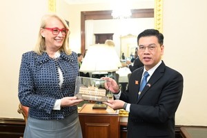 Vice Chairman of the HCMC People’s Council Nguyen Van Dung (L) presents a gift to Ms. Sally Capp, Lord Mayor of Melbourne. (Photo: SGGP)
