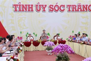 NA Chairman Vuong Dinh Hue (C) speaks at the working session with representatives from the provincial Party Committee’s Standing Board on October 9. (Photo: VNA)