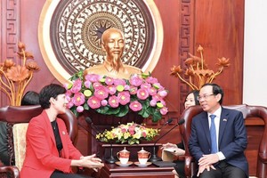 Secretary of the HCMC Party Committee Nguyen Van Nen (R) receives Canadian Consul General in HCMC, Annie Dube. (Photo: SGGP)