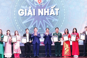 Prime Minister Pham Minh Chinh (fourth from right) presents awards to first prize winners (Photo: VNA)
