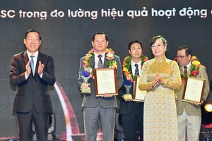 Chairman of the HCMC People's Committee Phan Van Mai (L) presents the 3rd HCMC Creativity Awards. (Photo: SGGP)