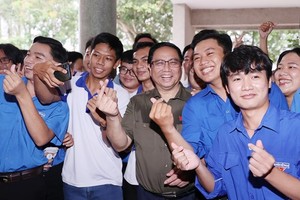 PM Pham Minh Chinh and young voters of Can Tho pose for a group photo. (Photo: VNA)
