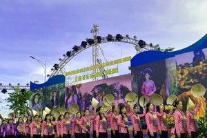 Nearly 4,500 women join ba ba blouse, and Ao Dai parade in Can Tho City on October 14. (Photo: SGGP)
