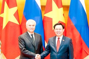 NA Chairman Vuong Dinh Hue (R) and Chairman of the State Duma of the Federal Assembly of the Russian Federation Vyacheslav Victorovich Volodin (Photo: SGGP)