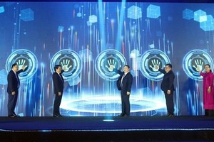 Representatives from agencies launch Ho Chi Minh City's digital platforms. (Photo: VNA)
