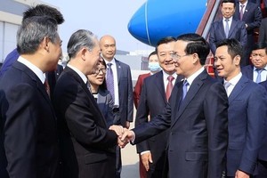 Vietnamese President Vo Van Thuong (front, right) is welcomed at Beijing Capital International Airport on October 17. (Photo: VNA)