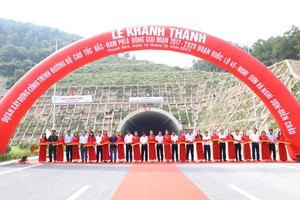 Leaders and officials cut the ribbon to inaugurate the National Highway 45 – Nghi Son and Nghi Son – Dien Chau expressways on October 18. (Photo: SGGP)