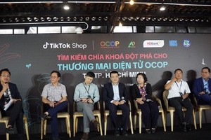 Sellers atttend the TikTok-based livestream program. (Photo: SGGP)