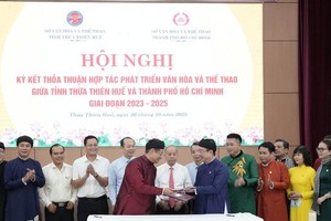 The Departments of Culture and Sports of HCMC and Thua Thien-Hue Province on October 26 signed an agreement on strengthening cooperation and development of cultural and sports activities in the 2023-2025 period between the two localities. (Photo: SGGP)