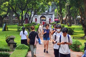 Foreign tourists visit Hanoi. (Photo: SGGP)