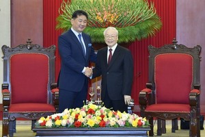 General Secretary Nguyen Phu Trong (R) receives Mongolian President Ukhnaagiin Khurelsukh who is on a five-day State visit to Vietnam. (Photo: SGGP)