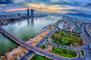 The central city of Da Nang is striving to become a major socio-economic center. (Photo: VNA)