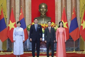 State President Vo Van Thuong and his spouse (R), and Mongolian President Ukhnaagiin Khurelsukh and his spouse (Photo: SGGP)