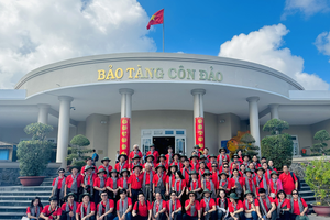 HCMC’s officials and artists participate in a trip in tribute to martyrs in Con Dao. (Photo: SGGP)