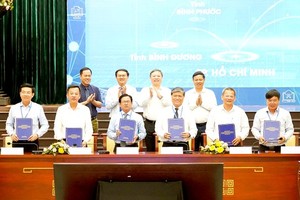The Department of Education and Training of six localities, including HCMC,Ba Ria-Vung Tau, Dong Nai, Binh Phuoc, Binh Duong and Tay Ninh sign a two-year cooperation agreement on digital transformation in the education and training sector on November 9. (Photo: SGGP)