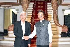 Vice Chairman of the HCMC People’s Committee Vo Van Hoan (L) and visiting UN Special Rapporteur on the right to development Surya Deva at their meeting in the city on November 10. (Photo: VNA)