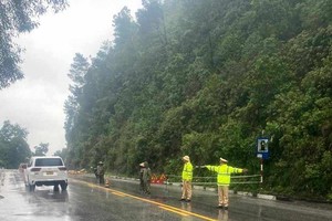A landslide following heavy rains has blocked a section of the National Highway 8A passing through Huong Son District.