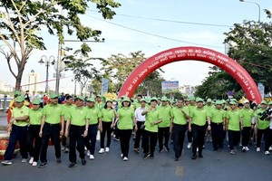 A charity walk is held in Thu Duc City on November 19 with the participation of more than 6,000 people collected VND18.5 billion (US$763,000) to support the poor. (Photo: SGGP)