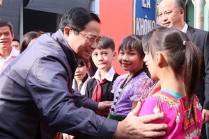Prime Minister Pham Minh Chinh visits teachers and students at Pa Tan Elementary School for ethnic minority students in Sin Ho district (Photo: VNA)