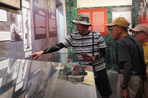 Visitors to the exhibition. (Photo: VNA)