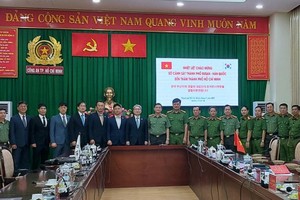 Police officers of the HCMC Public Security Department and the Busan Metropolitan Police Agency at the receiving ceremony. (Photo: SGGP)