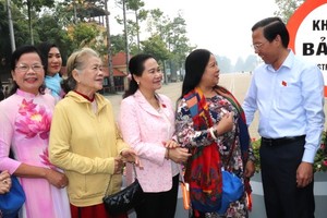 Chairman of the HCMC People’s Committee Phan Van Mai (R) meets delegates at the incense offering ceremony.(Photo: SGGP)