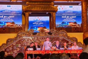 Vice Chairman of Thua Thien-Hue Provincial People's Committee Nguyen Thanh Binh (standing) speaks at the press conference on “Hue by light – The live show” (Photo: SGGP)