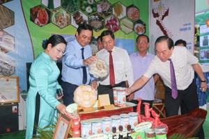 Leaders of localities visit a stall of OCOP products at the fair. (Photo: SGGP)