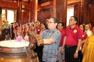 Vice Chairman of the Vietnam Fatherland Front in HCMC Pham Minh Tuan offers flowers and paid tribute to President Ho Chi Minh.(Photo: SGGP)