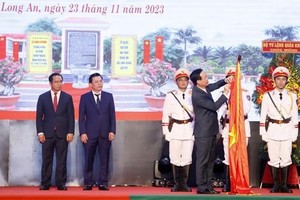 President Vo Van Thuong presents the Ho Chi Minh Order to Long An province’s Party, administration, and people for their excellent contributions to the revolutionary cause of the Party and State. (Photo: VNA)