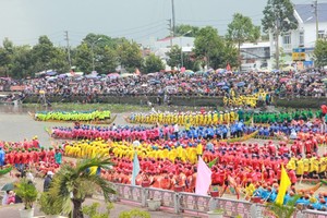 This year's traditional “Ngo” boat race attracts nearly 50 teams. (Photo: SGGP)
