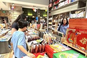 Clients are interested in desk calendars. (Photo: SGGP)