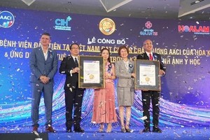 At the ceremony to hand over the AACI accreditation to City International Hospital and Gia An 115 Hospital in HCMC on November 28 (Photo: thanhnien.vn)