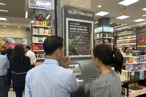 The self-check machine allows users to search and look for all books in the store. (Photo: SGGP)