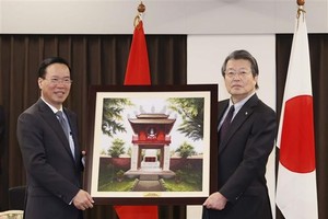 President Vo Van Thuong presents a gift to President of Kyushu University Ishibashi Tatsuro. (Photo: VNA)