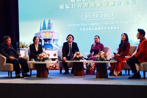 Some Vietnamese and Chinese participants in the forum in Mong Cai city on December 1 (Photo: VNA)