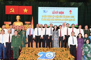Secretary of the HCMC Party Committee Nguyen Van Nen offers the State President's second-class Labor Medal to the Party, government, and people of Binh Tan District. (Photo: SGGP)