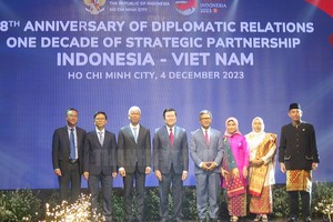 Vice Chairman of the HCMC People's Committee Vo Van Hoan (3rd from left), former President Truong Tan Sang (4th, L) received flowers from Indonesian Ambassador to Vietnam Denny Abdi (R) and Indonesian Consul General in HCMC Agustaviano Sofjan (4th, R) at the ceremony. (Photo: hcmcpv)