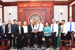 Secretary of the HCMC Party Committee Nguyen Van Nen (7th, R) receives Priest Tran Xuan Manh, President of the Central Committee for Solidarity of Vietnamese Catholics (CSVC) (8th, L) and his delegation on December 5. (Photo: SGGP)