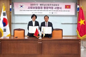 Vietnamese Deputy Minister of Labour, Invalids and Social Affairs Nguyen Ba Hoan (right) and Deputy Minister for Planning and Coordination of the RoK's Ministry of Health and Welfare Kim Hyejin sign an admistration deal on implementation of a bilateral agreement on social insurance on December 8 (Photo: VNA) 