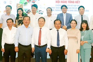 Vice Chairman of the HCMC People’s Committee Duong Anh Duc and leaders of Mekong Delta provinces and cities attend the conference. (Photo: SGGP)
