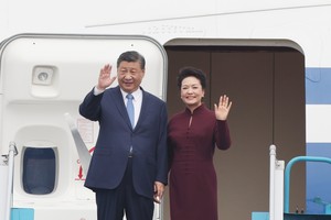 General Secretary of the Communist Party of China (CPC) Central Committee and President of the People's Republic of China Xi Jinping and his spouse arrive at Noi Bai International Airport in Hanoi at noon on December 12. (Photo: SGGP)