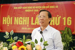 Chairman of the HCMC People’s Committee Phan Van Mai speaks at the meeting. (Photo: SGGP)